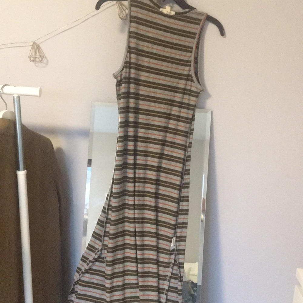 Cute tight long dress with slits on the sides !